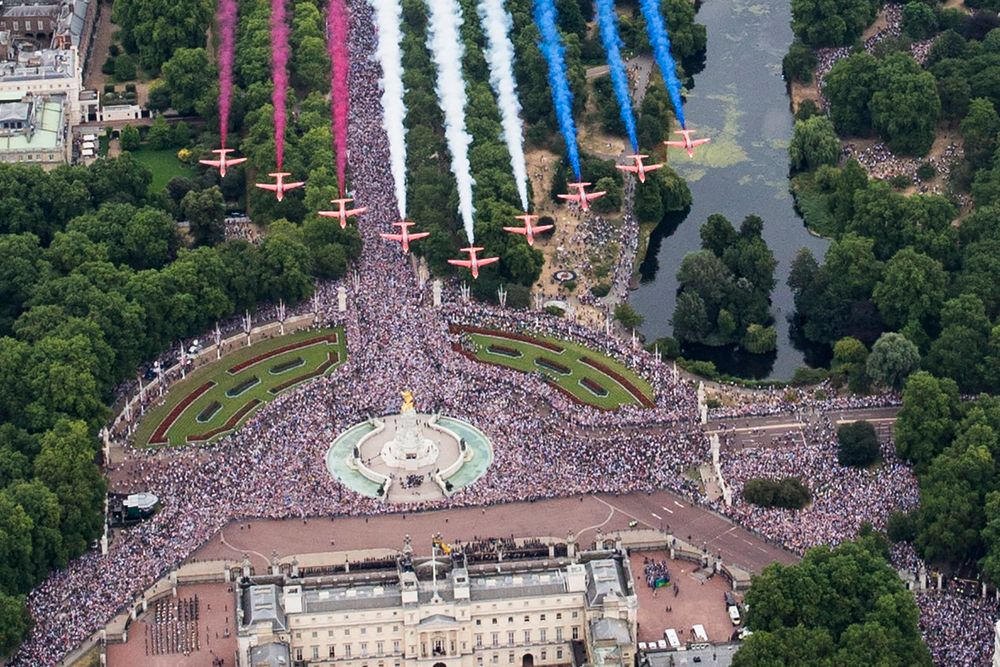 Her flyr Red Arrows over Buckingham Palace i London i forbindelse med feiringen av Royal Air Forces hundreårsjubileum i 2018.