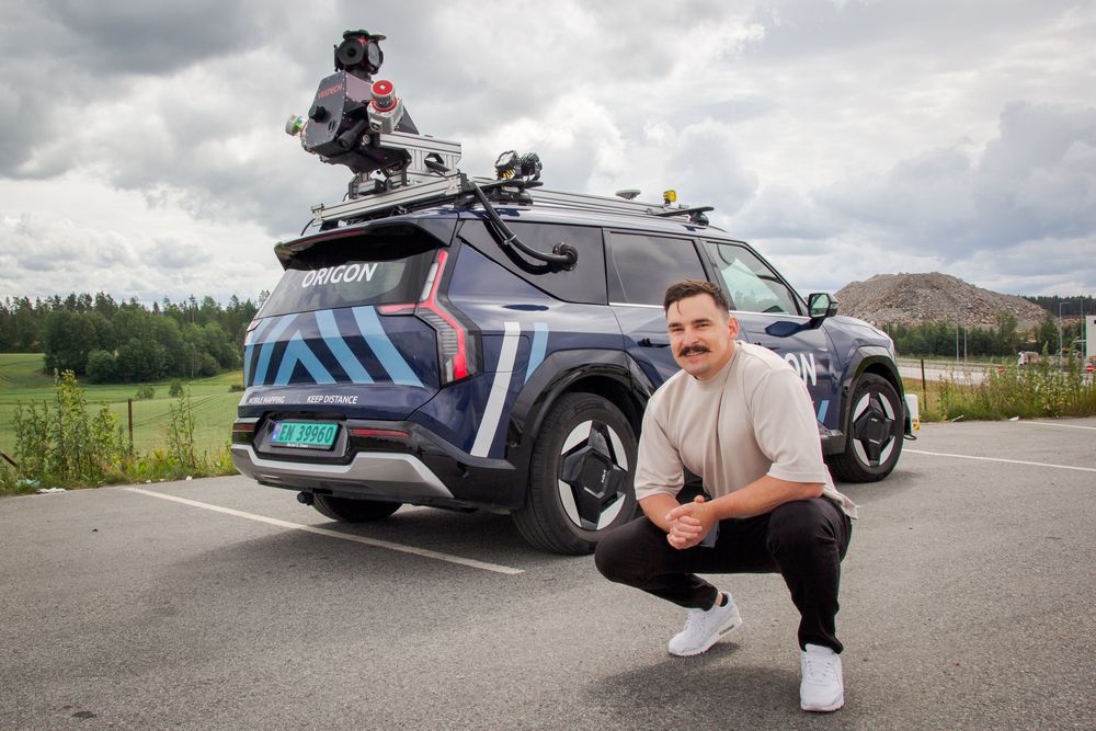 Krzysztof Jedrusik er sjåfør og systemoperatør for denne spesielle bilen.