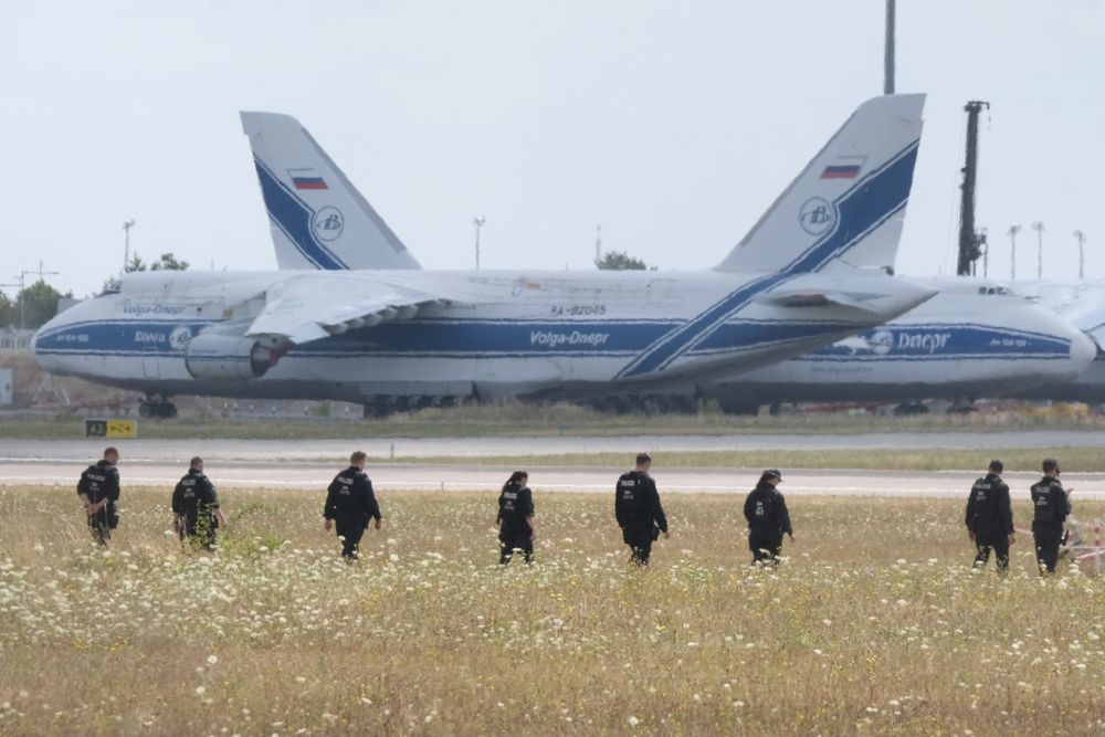 Tysk politi leter etter spor i gresset nær flere Antonov An-124-fly som står parkert på Leipzig/Halle lufthavn, etter at ett av flyene ble truffet av en drone lastet med eksplosiver.