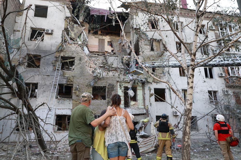 Innbyggere ser på hjemmet sitt som ble ødelagt i et russisk luftangrep i byen Zaporizjzja, sørøst i Ukraina.