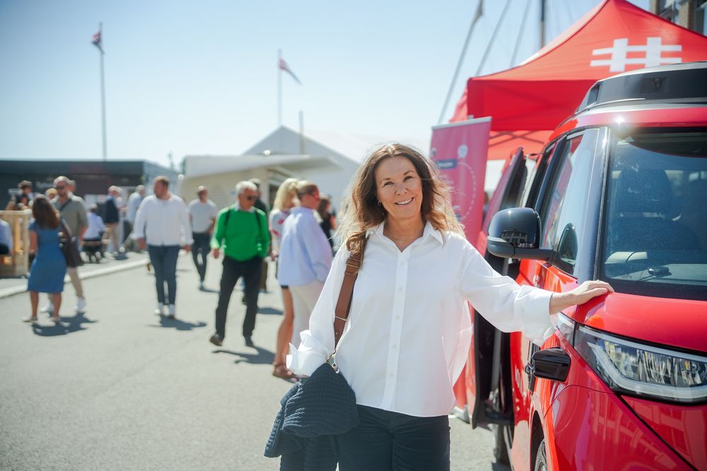 Bilindustrien i Europa har ikke klart å holde tritt med teknologiutviklingen i Kina, sier Ruters direktør for kommunikasjon og samfunnskontakt, Elisabeth Skarsbø Moen. Her foran Ruters selvkjørende ID. Buzz som vises fram i Arendal denne uka.