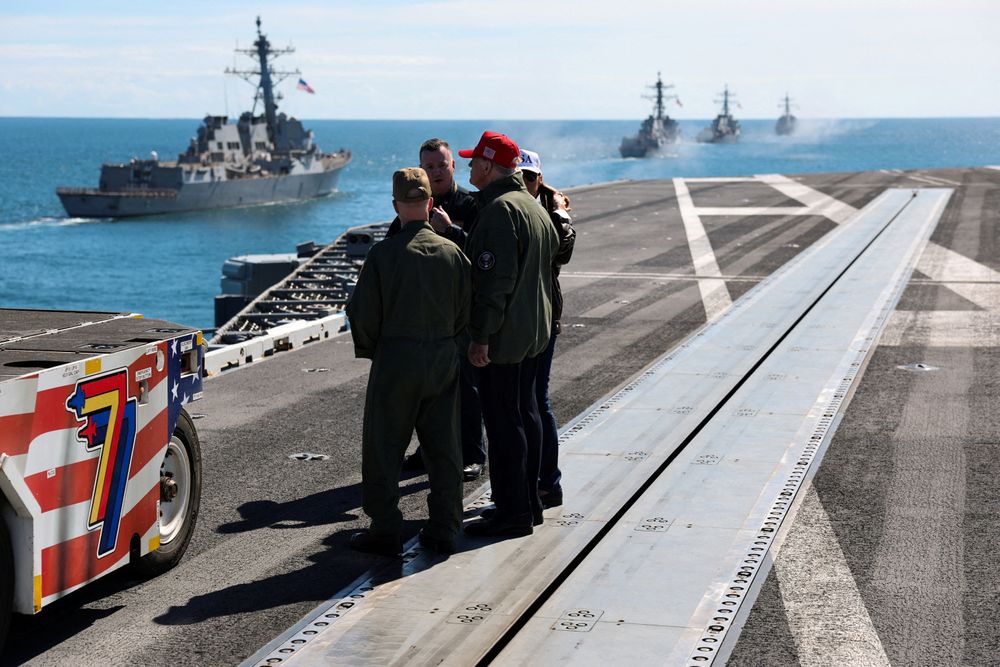 Donald Trump har føttene på katapulten til hangarskipet USS George H.W. Bush under et besøk om bord i 2025. Dette er det hittil siste av USAs hangarskip med dampdrevet katapult.