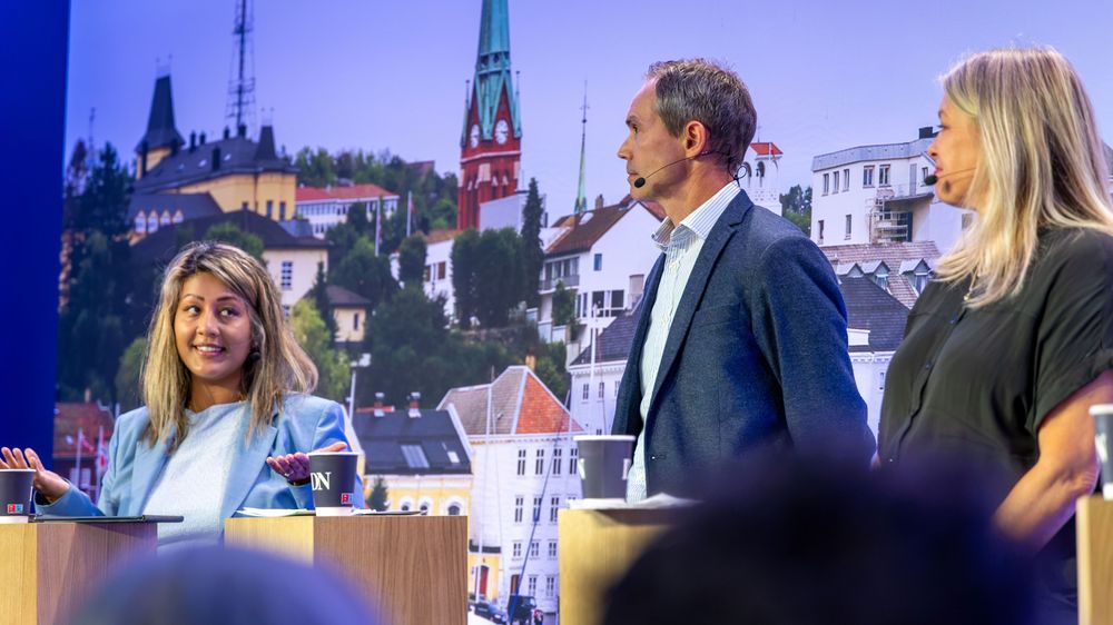 Ishita Barua, Jarle Holtet-Lid og Linn Stalsberg stilte med tre vidt forskjellige perspektiver på KI i arbeidslivet.