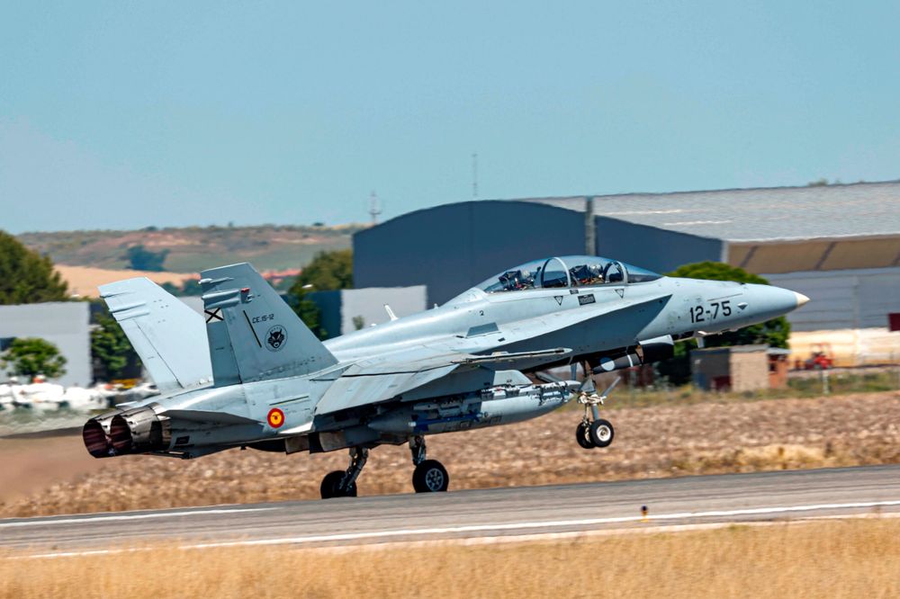 Et spansk F-18-fly tar av fra en flybase.