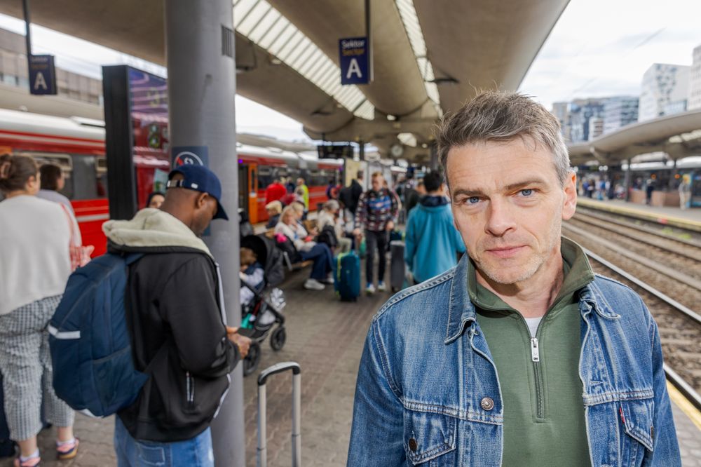 Christian Svensson tar toget til vanlig og beskriver forsinkelsene som et nesten daglig problem. Mandag ventet han på et Lillestrøm-tog som ikke kom.