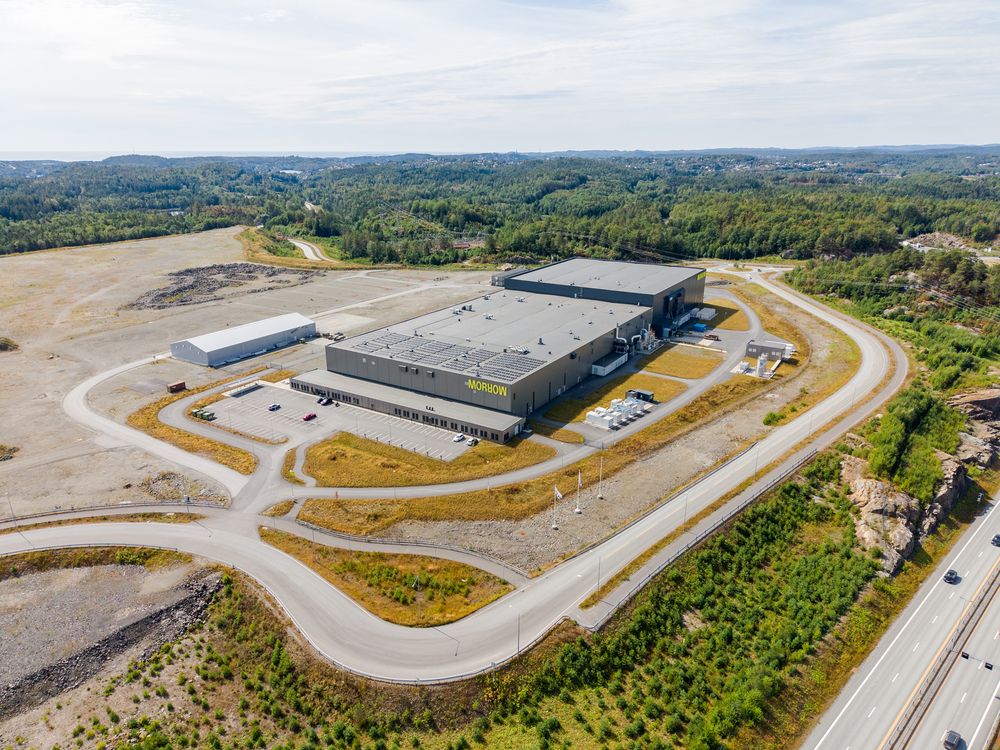 Morrows batterifabrikk i Arendal åpnet 16. august 2024. Dette bildet er tatt ganske nøyaktig to år senere. 
