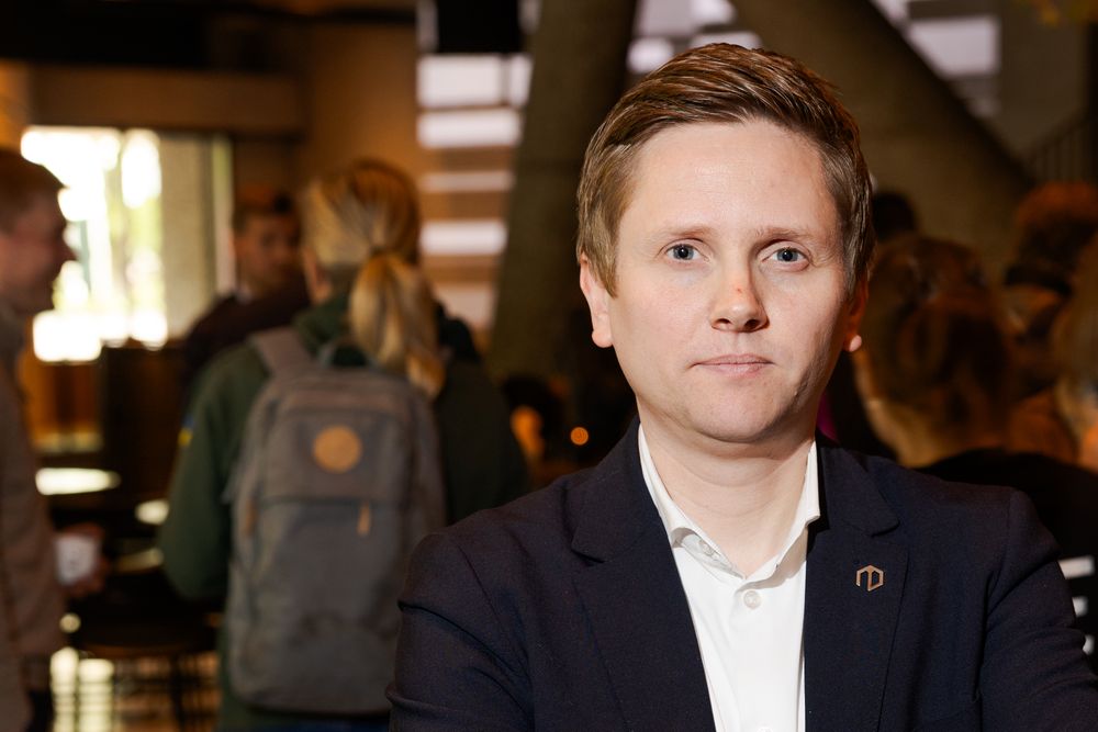 Reynir Jóhannesson, daglig leder i Norsk Datasenterindustri, viser til at det er gratis å stille seg i strømkø. 