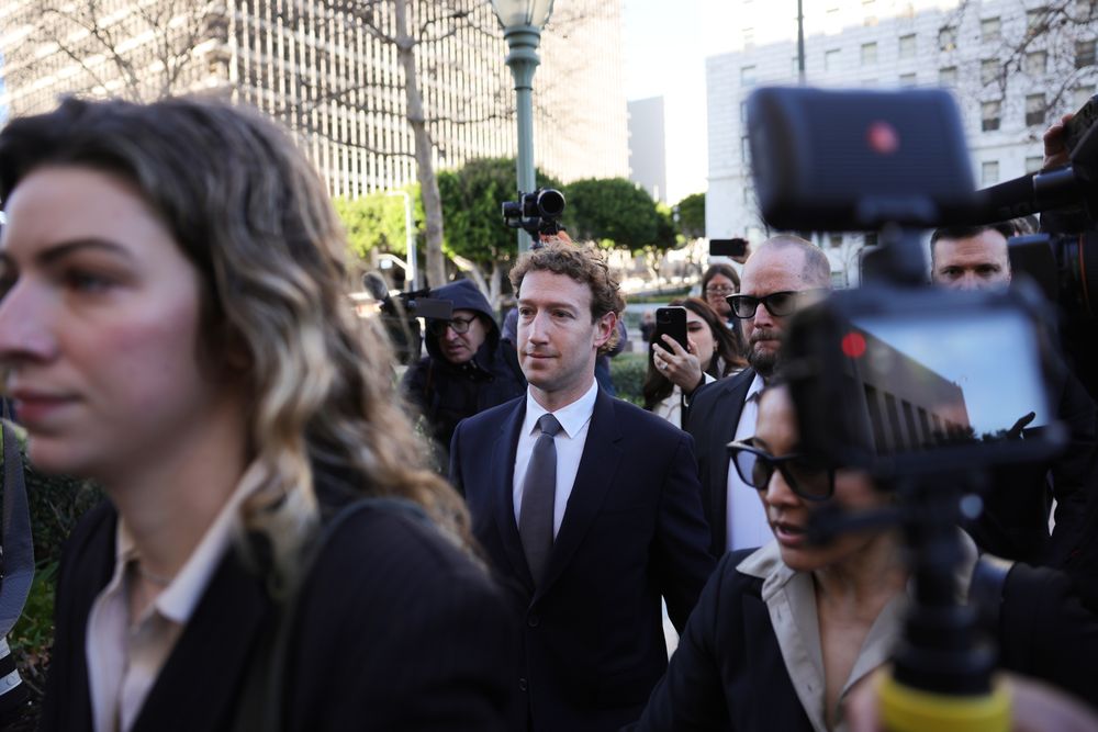 Facebook-grunnlegger og konsernsjef i Meta Mark Zuckerberg på vei til en rettssak om sosiale mediers innvirkning på barn i Los Angeles tidligere i år. Han kommer til å vitne i den kommende saken også.