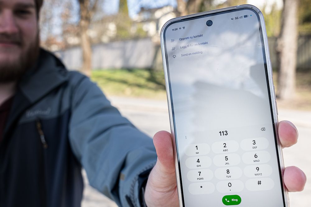 Johannes Andersen kom ikke gjennom da han ringte 113 tidligere i år. Nå vurderer Nkom å stenge telefoner som sliter med å ringe nødnumrene, ute fra mobilnettene.