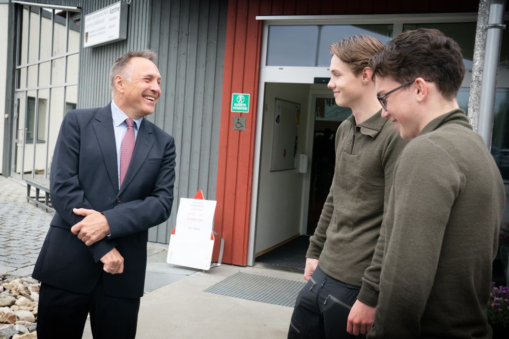 Forsvarsminister Tore O. Sandvik prater med elevene Martin Johnsen Eggen og Sebastian Strømme Mortensen (t.h.) under åpningen av den nye forsvars- og beredskapslinjen i Lakselv.