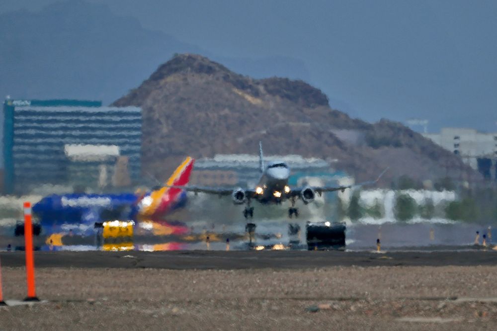 Sterk varme skaper utfordringer for flytrafikken, spesielt når den kommer som uventede hetebølger. Flyet på bildet tar av fra Sky Harbor International Airport i Phoenix i Arizona, der det ofte er svært varmt.