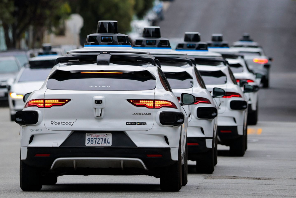 En rekke Waymo-robotaxier på vei gjennom North Beach i San Francisco i California. Flere Waymo-kjøretøy ble tauet bort etter at selskapet opplyste at kjøretøyenes batterier gikk tomme mens de satt fast i tett trafikk under 4. juli-feiringene i San Francisco i år.