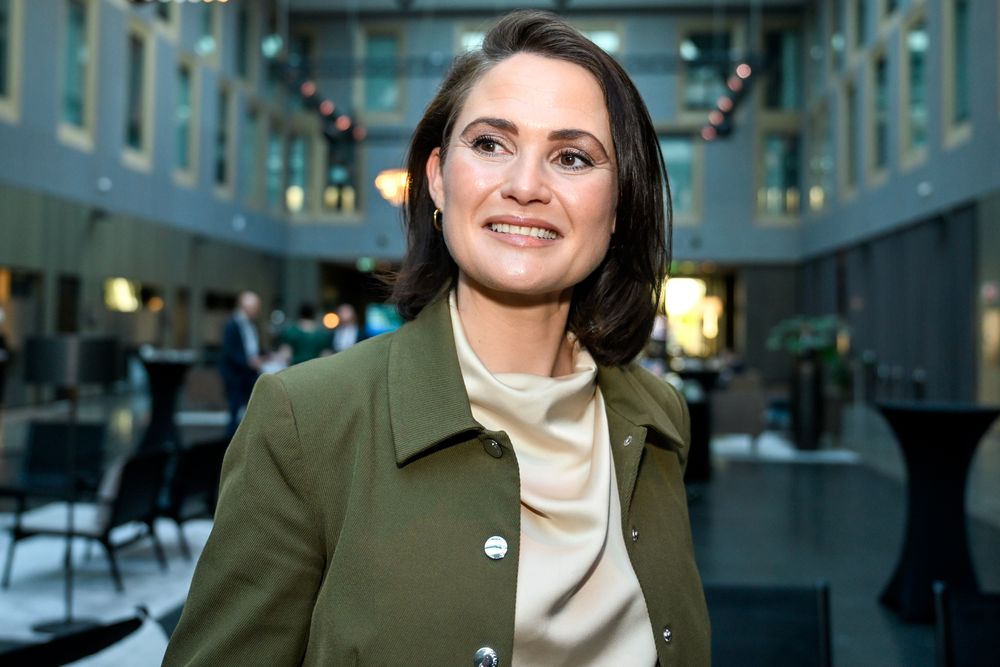 Elever skal slippe å gå rundt og lure på om noen filmer dem, påpeker kunnskapsminister Kari Nessa Nordtun.