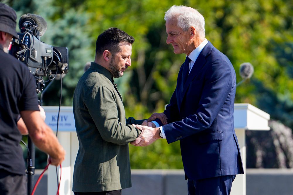 Statsminister Jonas Gahr Støre hilser på Ukrainas president Volodymyr Zelenskyj under en markering av Ukrainas nasjonale flaggdag. Norge gir like mange milliarder til Ukraina neste år som i år, og mesteparten går til militære formål.