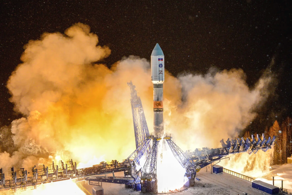 En Sojuz-2.1b skytes opp fra kosmodromen Plesetsk i Nord-Russland i februar 2026. Det er samme rakettype og oppskytningssted som brukes for å plassere Rassvet-satellitter i bane.