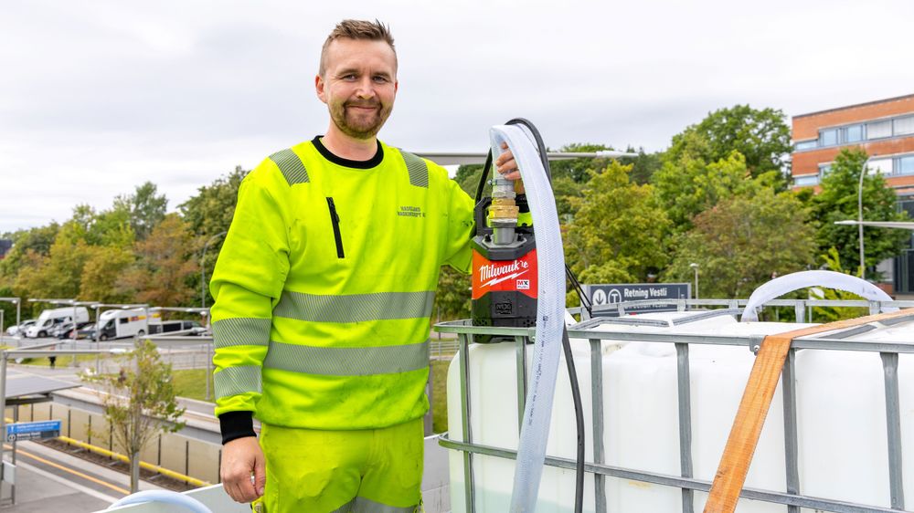 Torstein Flatla i Hadeland Maskindrift med den nye lensepumpen til MILWAUKEE®.