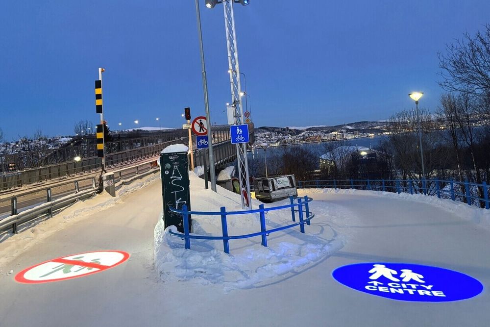 Slike skilt kan vise seg å være akkurat det som trengs for å forebygge farlige møter mellom syklister og fotgjengere.