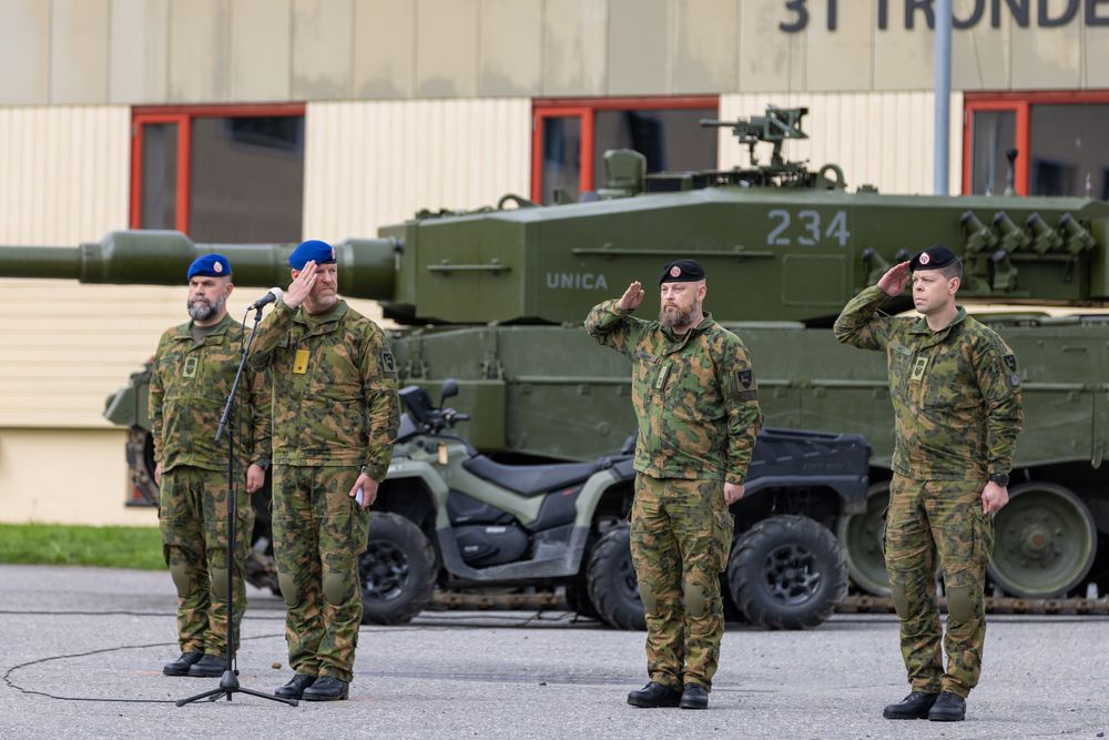 Oberstløytnant Sondre Friid Fladeby (i midten til høyre) blir Norderhov bataljon nye sjef. Her med Brigade nord-sjef Jørn Qviller (i midten til venstre).