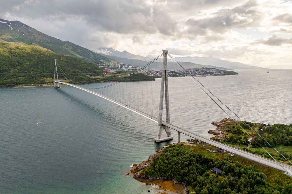 Hålogalandsbrua har vært rammet av asfaltproblemer i flere år. Nå strides Statens vegvesen og Nordasfalt om ansvaret for skader som oppsto på ståldekket under utbedringsarbeidene høsten 2025.