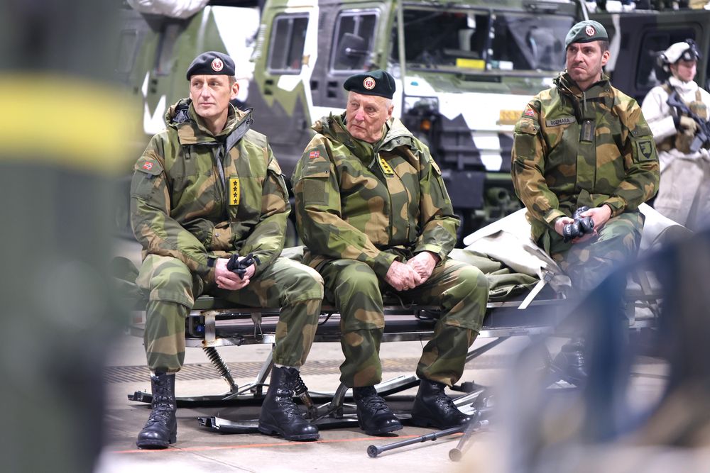 Kong Harald var et forbilde og en inspirasjon for oss alle, sier forsvarssjef Eirik Kristoffersen (t.v.) etter kongens bortgang. Her er de to sammen ved kongens besøk til garnisonen i Sør-Varanger i mars 2023.
