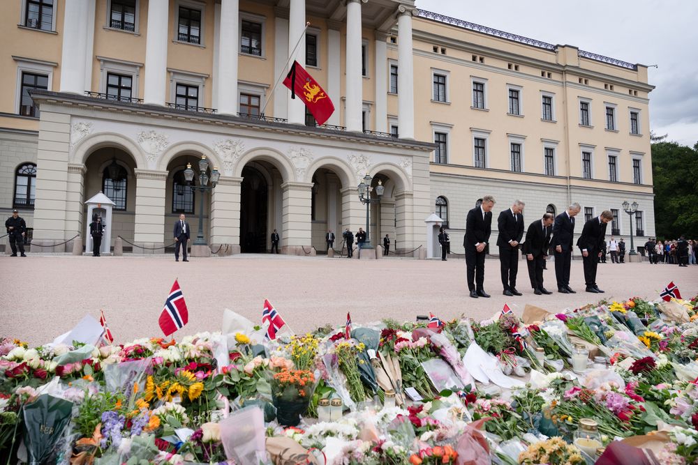 Regjeringen har kommet med en veileder for den nasjonale sørgeperioden. Her er fem av statsrådene på Slottsplassen etter det ekstraordinære statsrådet fredag.