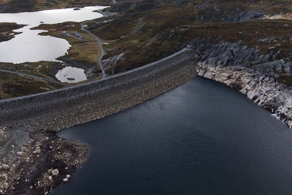Vannstanden er lav i mange av landets vannmagasiner. I Midt-Norge ser NVE seg nødt til å gå hardere til verks for å holde oversikt over situasjonen.