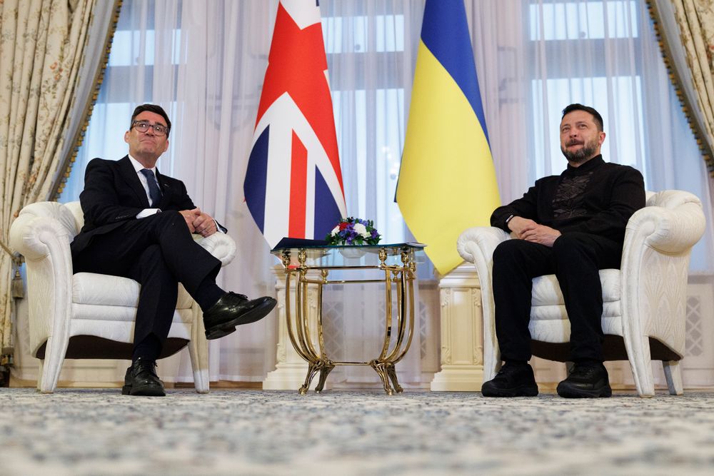 Storbritannias statsminister Andy Burnham og Volodymyr Zelenskyj er blitt enige om å utveksle KI-data.