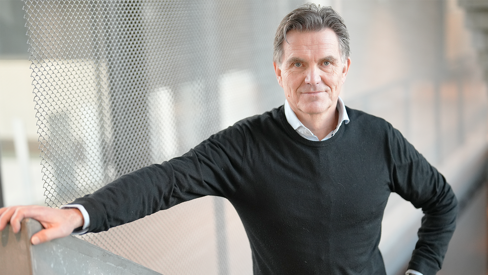 – Transientsimuleringer med digital tvilling har konkludert at lysbuerisiko i KI-datasentre med 800 VDC elektrisk distribusjon kan håndteres, men det krever arkitekturspesifikke sikkerhetsvurderinger, sier Arild Bjørkedal i Schneider Electric.