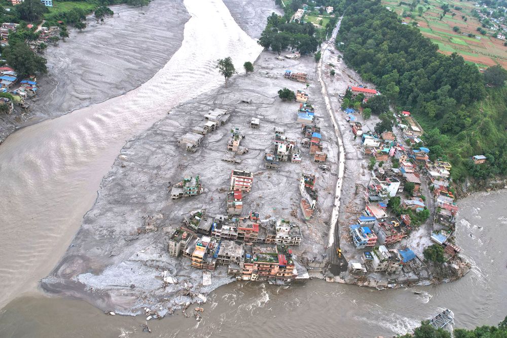Mer enn 2.500 bygninger er ødelagt i dalen Trishuli i Nepal etter tsunamilignende flommer, ifølge beregninger fra mediebyrået AFP.