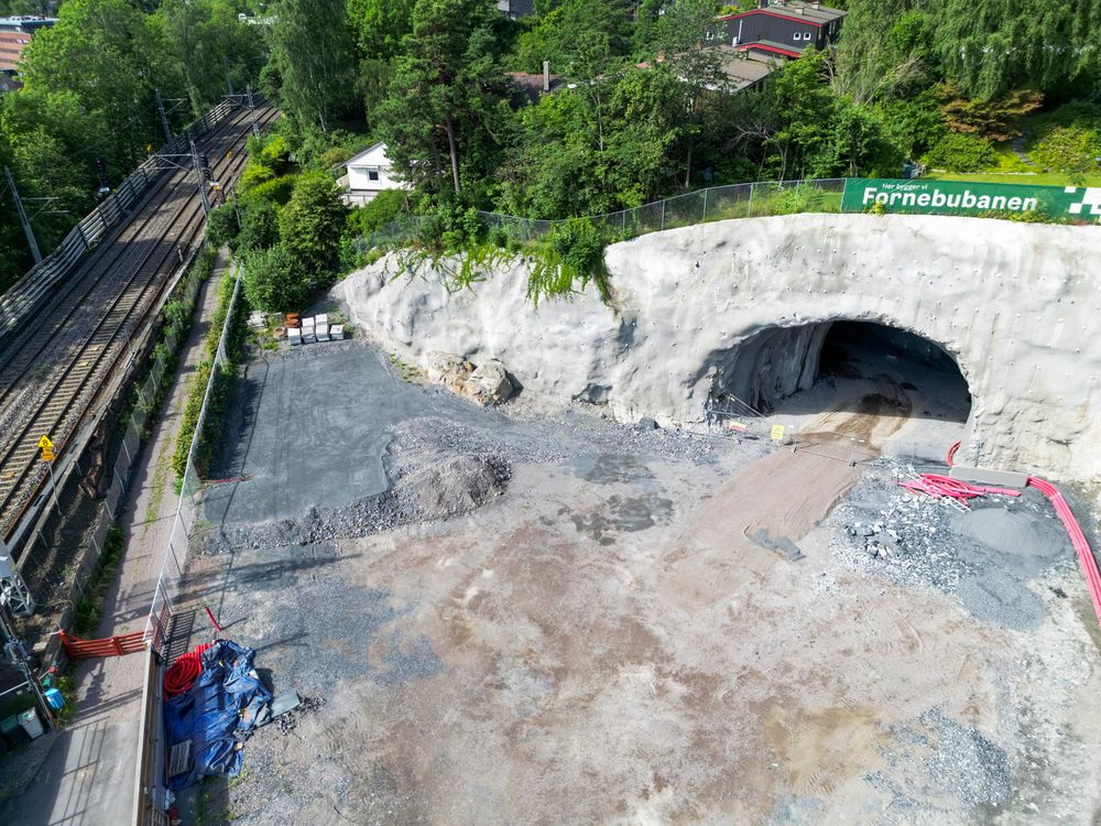 Hele T-banestrekningen mellom Fornebu i Bærum og Majorstuen i Oslo skal gå i tunnel. Å sikre god mobildekning koster Oslo kommiune mellom 55 og 75 millioner kroner, skriver Aftenposten.