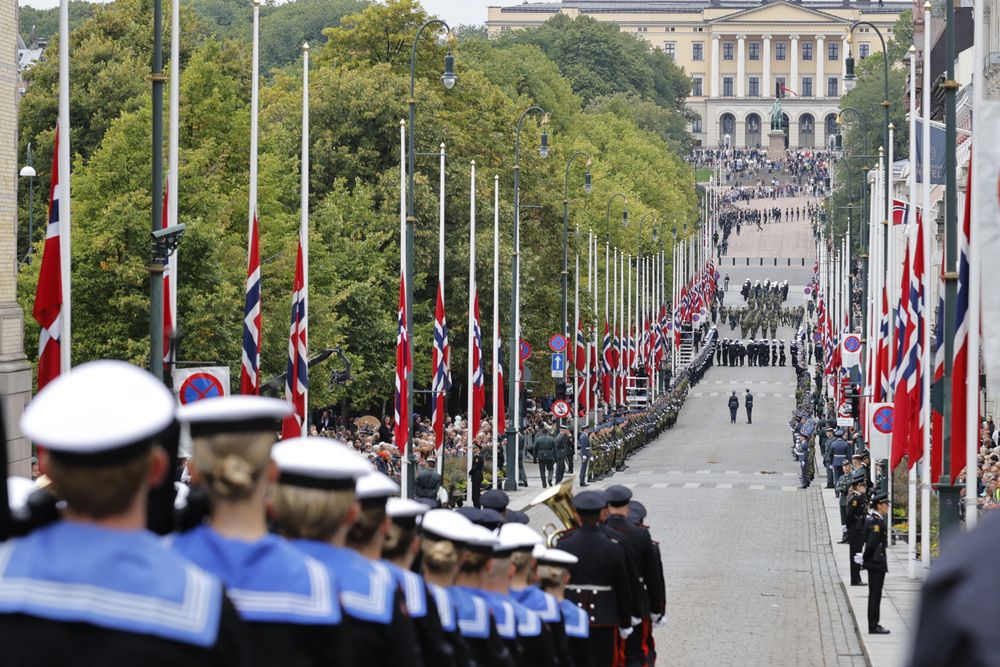 Tusenvis av soldater marsjerte opp Karl Johan før edsavleggelsen tirsdag. Foto: Arash A. Nejad