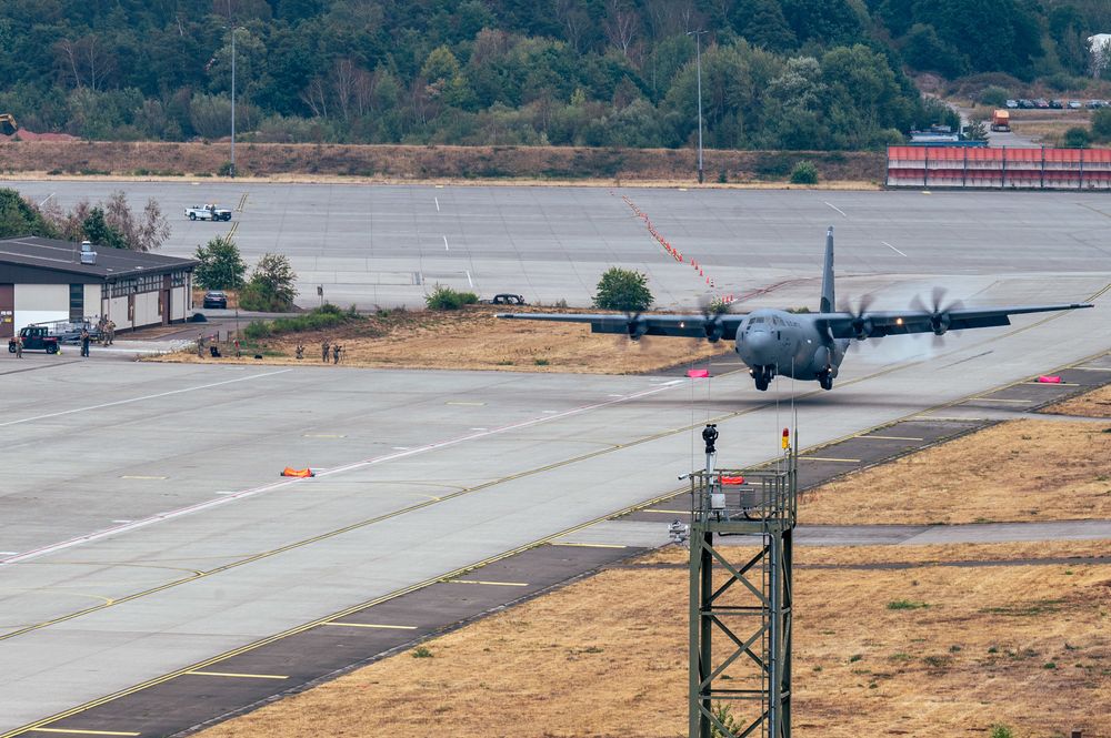 Et amerikansk C-130J Super Hercules-fly landet i august på en taksebane på flybasen Ramstein i Tyskland. Men det var ikke et uhell.