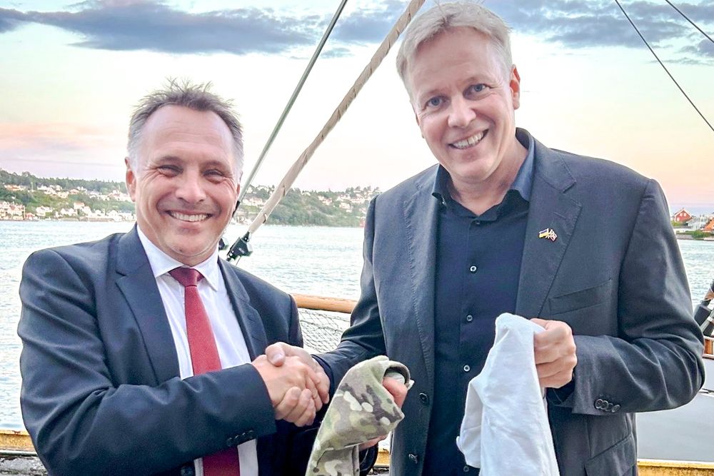 Tonen var fortsatt god da forsvarsminister Tore Sandvik møtte administrerende direktør Rune Jomaas i Watchbird, under Arendalsuka i fjor.
