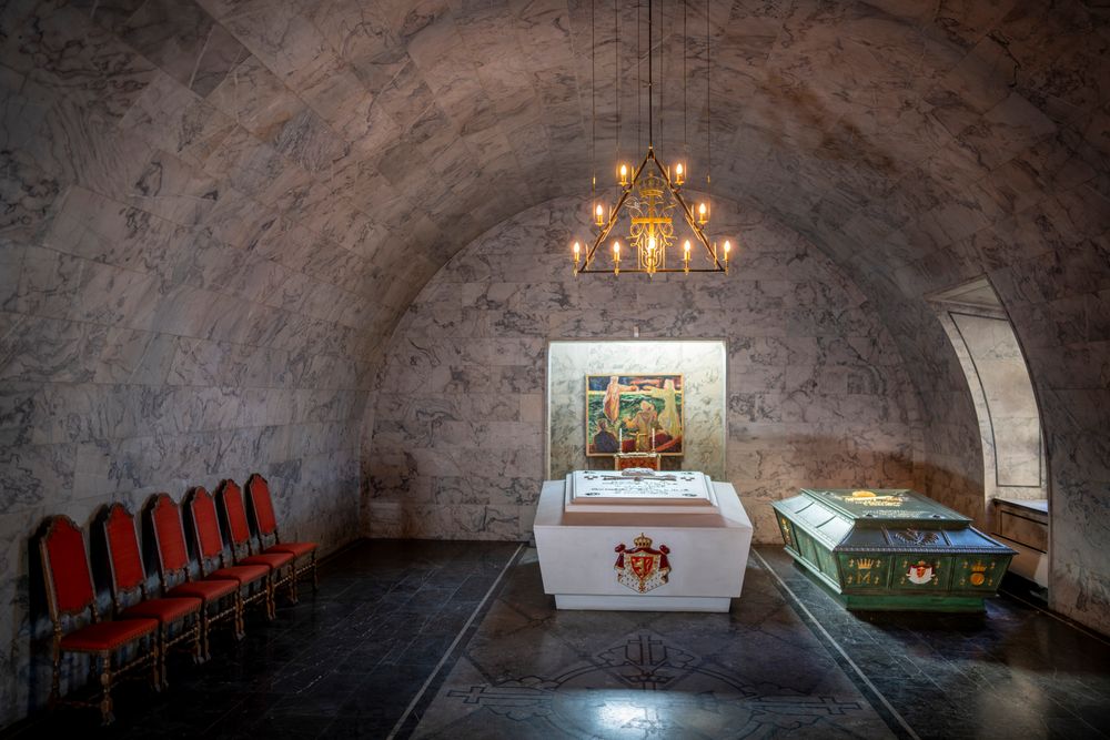 Sarkofagen til kong Harald og dronning Sonja skal stå til venstre for sarkofagen til kong Haakon og dronning Maud, som er i hvit marmor i det kongelige mausoleet i under Slottskirken på Akershus festning. Kong Olav og kronprinsesse Märtha er stedt til hvile i en sarkofag i grønn bronse.