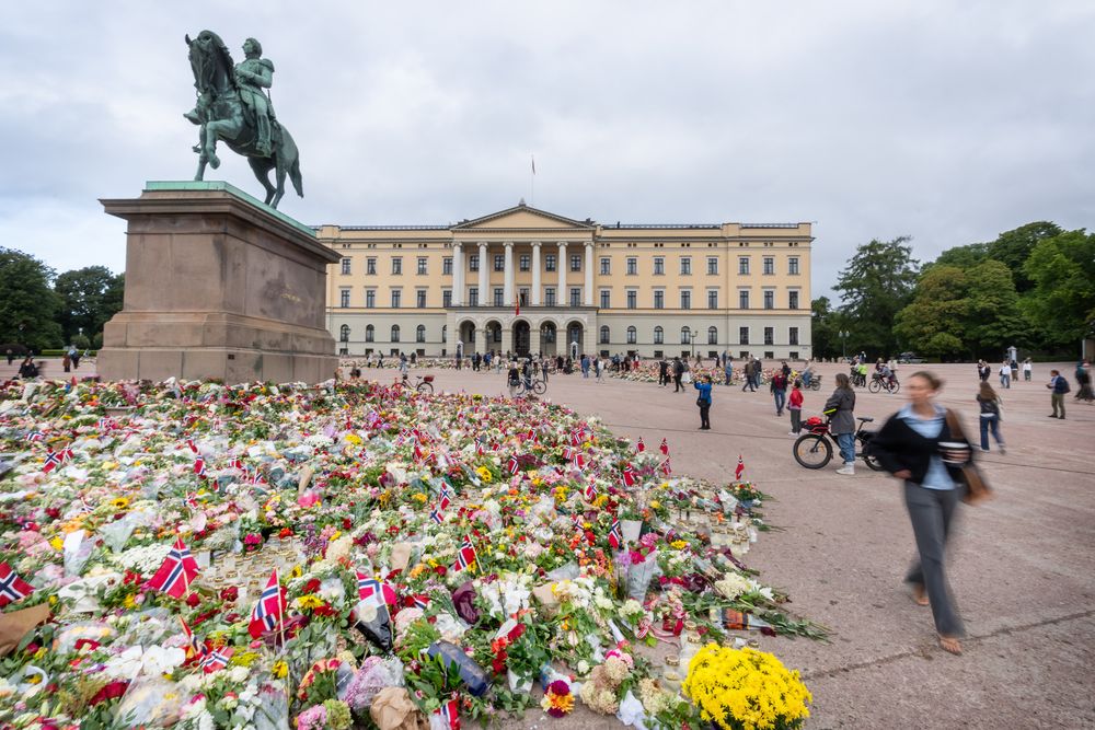 Slottsplassen har blitt fylt av blomster i etterkant av kong Haralds dødsfall.