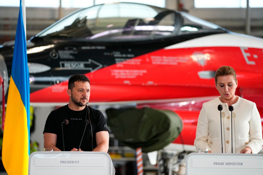 Ukrainas president Volodymyr Zelenskyj og Danmarks statsminister Mette Frederiksen på flybasen Skrydsrup i Vojens i Sønderjylland i august 2023. Da handlet nyheten om at Danmark ville gi F16-fly til Ukraina. Senere har de to landene inngått en avtale om produksjon av ukrainsk forsvarsmateriell på dansk jord.