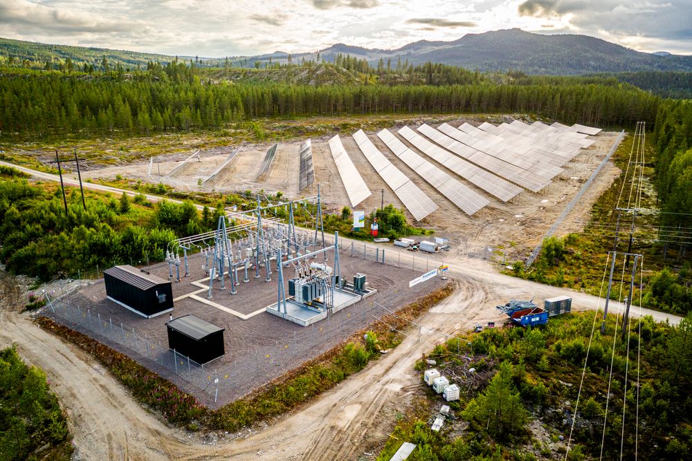 Norges største bakkemonterte solkraftverk, Furuseth, har en installert effekt på rundt 7 MW og består av nær 20.000 solcellepaneler.