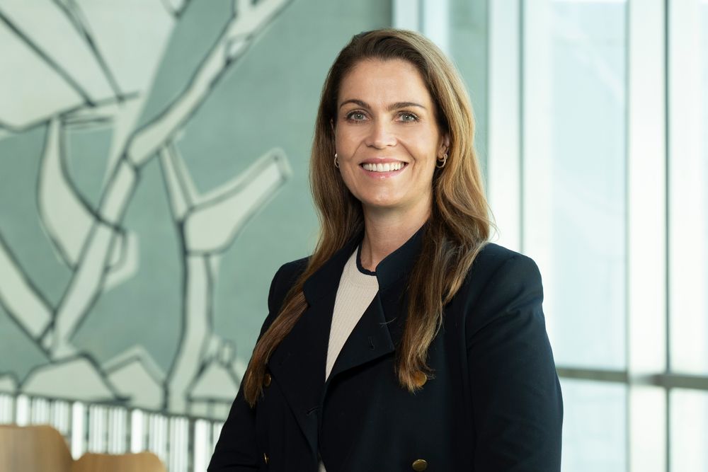 Arbeidsplassen en av de få arenaene der mennesker kan møtes på tvers av uenigheter. Det skjer mellom mennesker, ikke mellom mennesket og språkmodeller, skriver Gwen Wille i Technopolis.