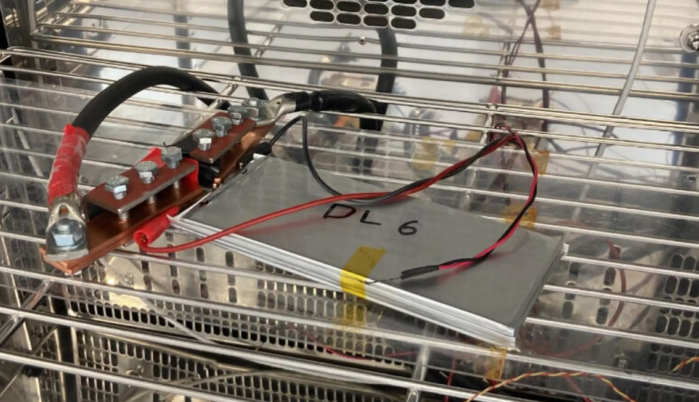 En battericelle fra «generasjon 1,5» under testing av energitetthet.