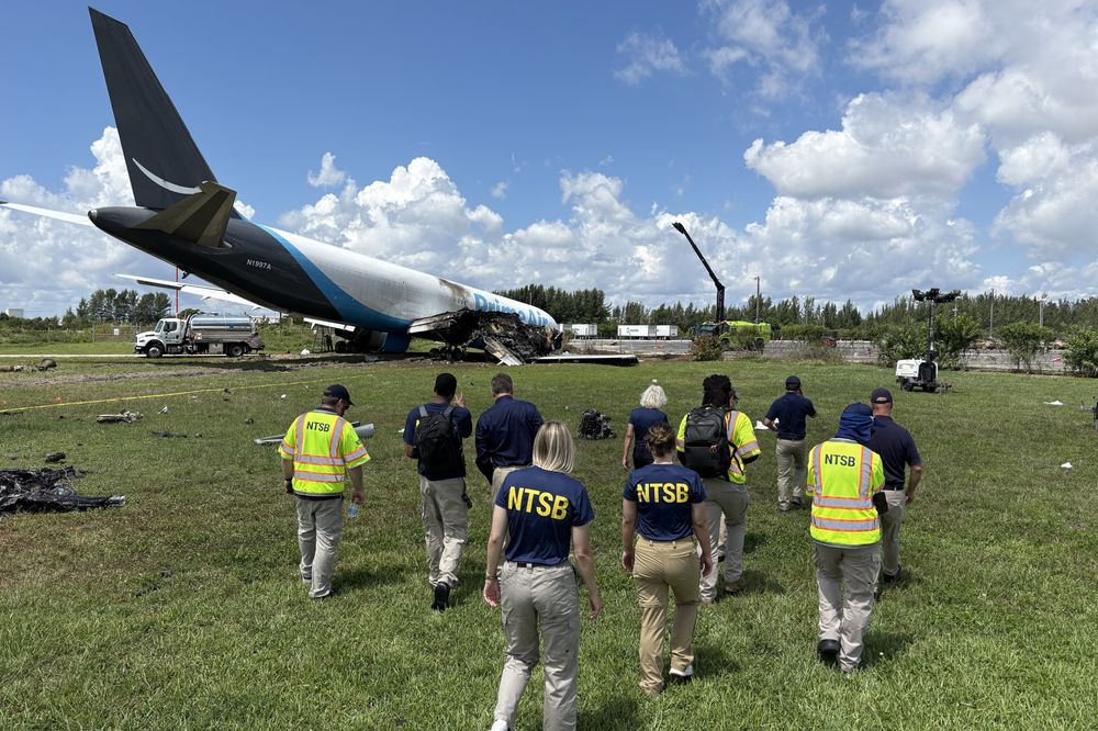 Etterforskere fra den amerikanske flyhavarikommisjonen NTSB undersøker vrakområdet det et fly fra Amazon Prime Air stoppet etter å ha fortsatt 400 meter ut over enden av rullebanen på Miami International Airport 6. september 2026.