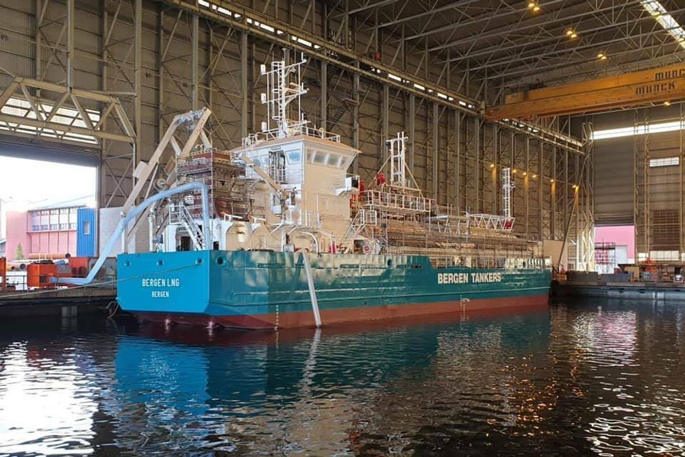 Bergen LNG i Westcon Florø. Skipet var opprinnelig bygget som tankskip i Russland, men ble bygget om til et LNG-bunkringsfartøy i 2021.