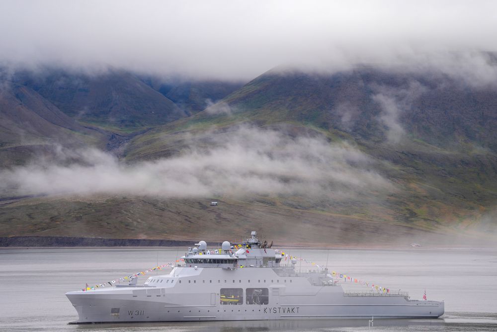 Norge deltok i en Nato-operasjon som hindret Russland i å øve på å utplassere et nytt våpen mot undersjøiske kabler i Arktis. Bildet viser kystvaktskipet KV Bjørnøya under et besøk til Svalbard i fjor sommer og er ikke knyttet til den omtalte Nato-operasjonen.