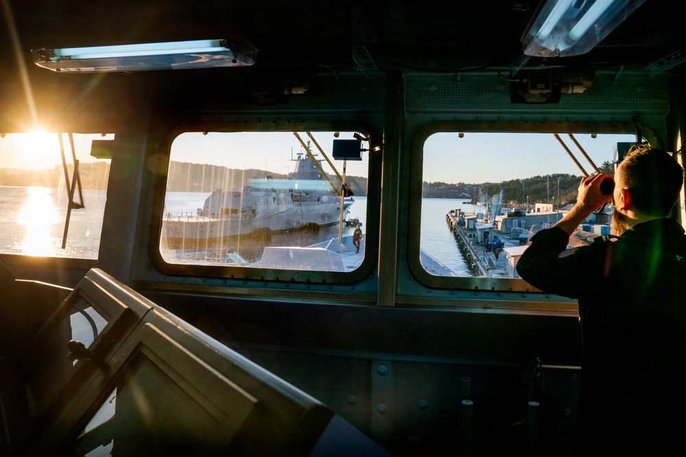 Fregatten Thor Heyerdahl ses gjennom vinduet på fregatten Otto Sverdrup på Haakonsvern.