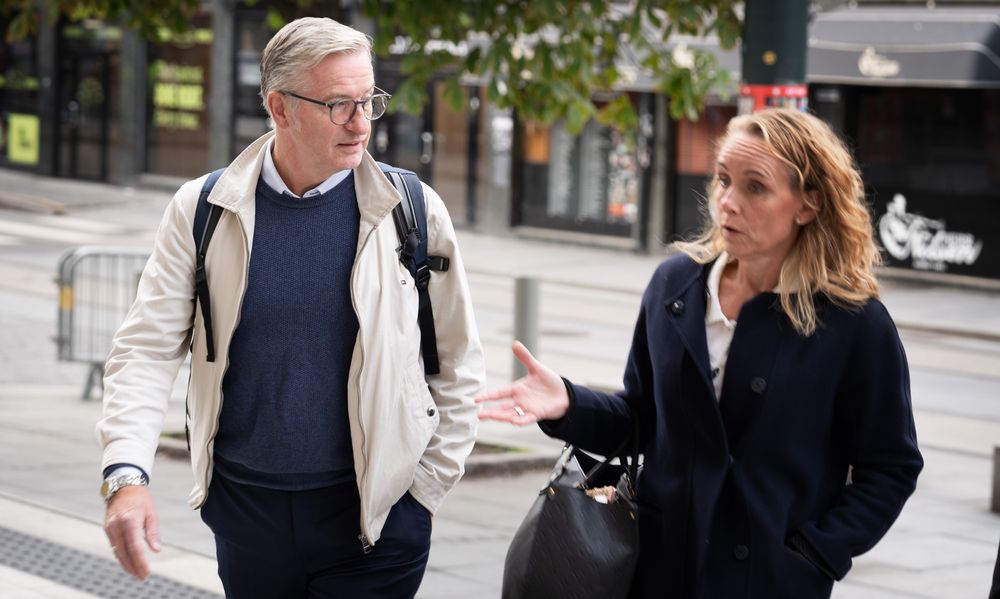 Tidligere Forsvarsbygg-sjef Thorbjørn Thoresen på vei inn i tingretten sammen med sin forsvarer Marianne Klausen. Han fikk beholde direktørtittel og lederlønn, men vil også ha tilbake jobben. Foto