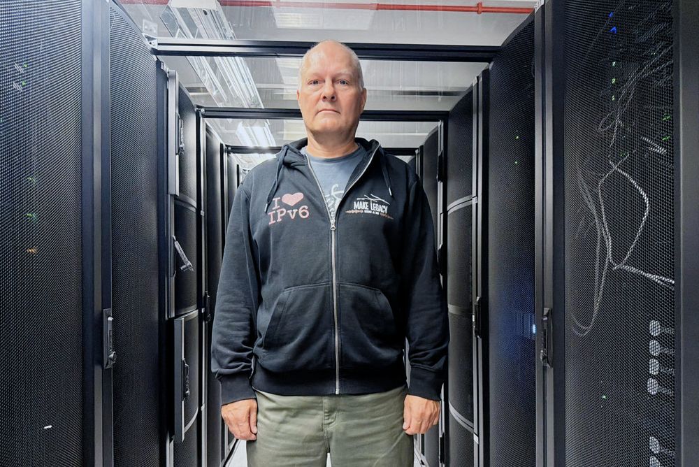 I en ny bok går Henrik Kramselund gjennom både de tekniske og personlige erfaringene med å drive Tor-exit-noder. Her er han i det danske datasenteret der serverne er plassert.