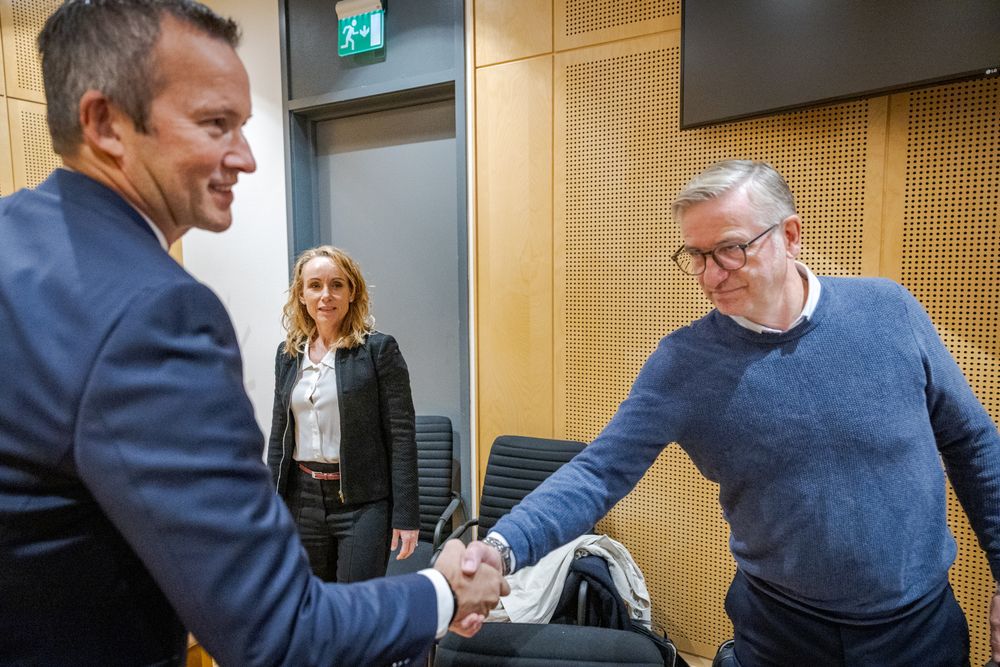 Departementsråd Frede Hermansen i Forsvarsdepartementet hilser på tidligere Forsvarsbygg-direktør Thorbjørn Thoresen i Oslo tingrett mandag morgen. Bak Thoresens advokat Marianne Klausen.