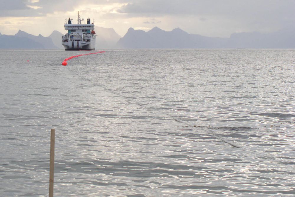 Hvis russerne har øvd med droner som selv kan finne og ødelegge sjøkabler, er det bekymringsfullt, sier infrastrukturdirektør Per Morten Torvildsen i Globalconnect. Bildet er fra leggingen av fiberkabelen mellom Norge og Svalbard i 2003.
