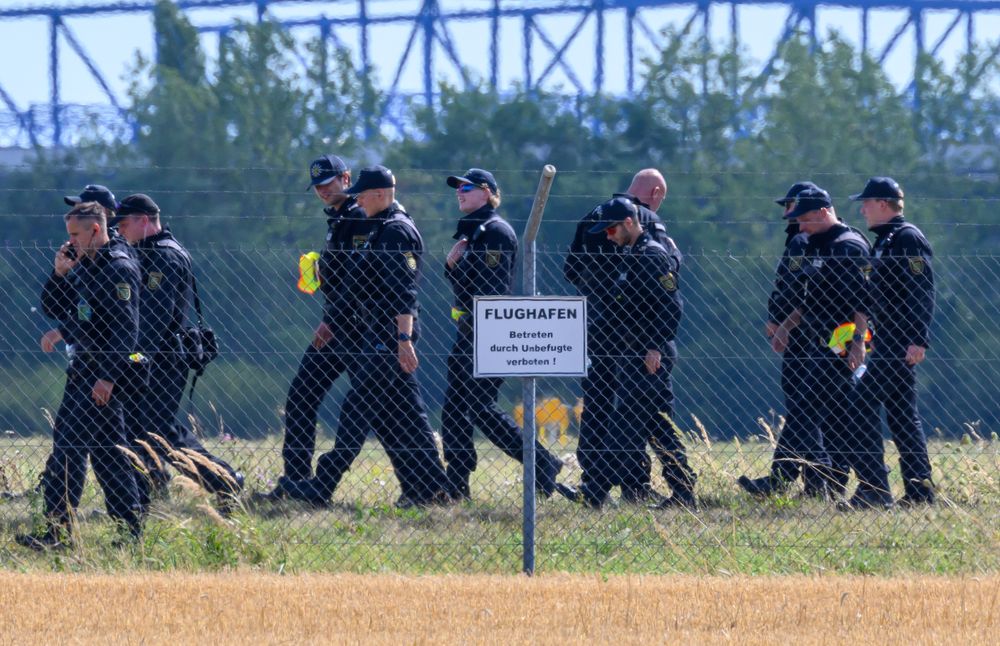 Tysk politi gjennomsøker flyplassen Leipzig Halle etter at det ble funnet droner og sprengstoff i området i begynnelsen av august. 