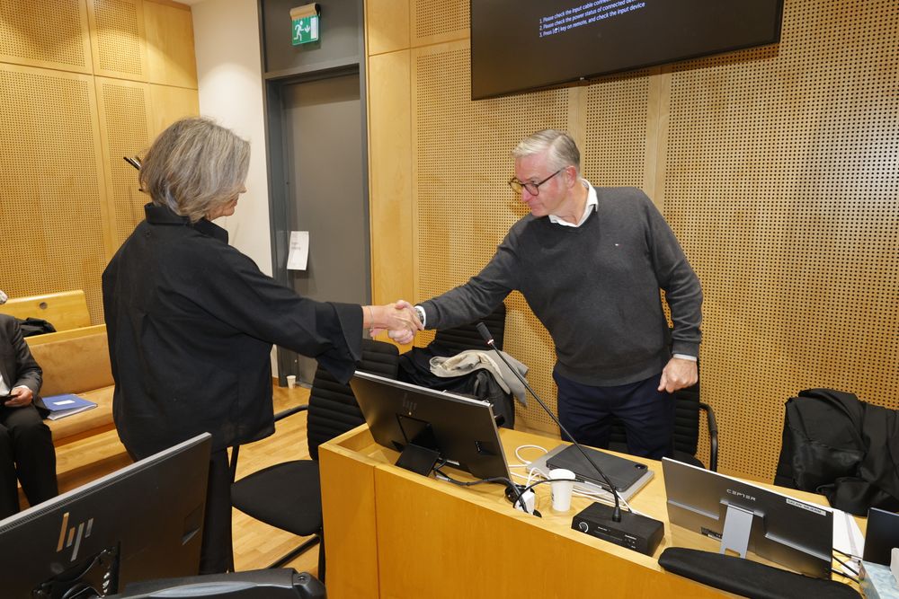 Camilla Mathiesen hilste på sin tidligere sjef Thorbjørn Thoresen i retten tirsdag.