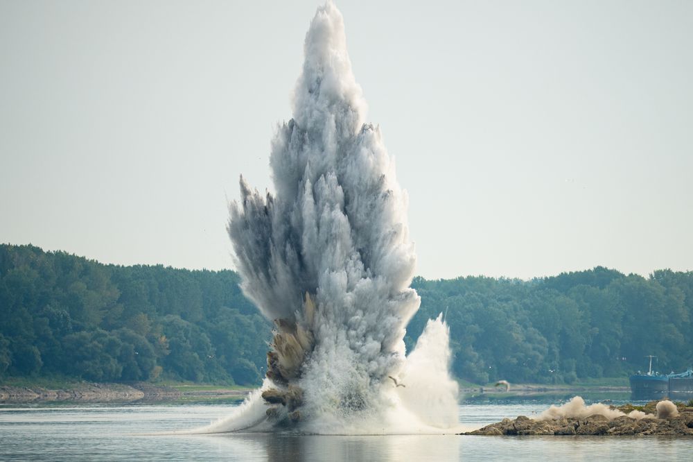 Den rumenske marinen sprengte stein for å sikre vanntilførselen til kjernekraftverket Cernavodă under lav vannstand i Donau i starten av august.